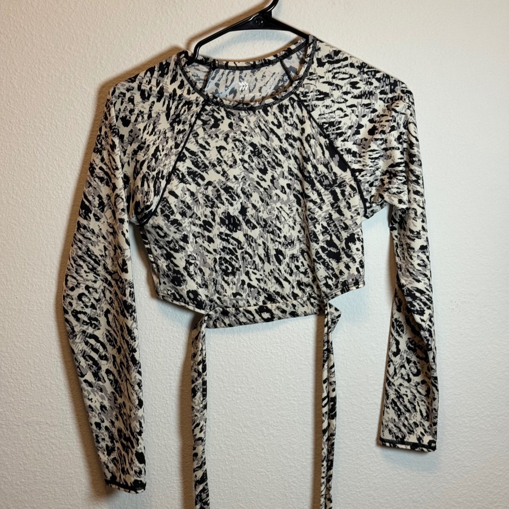 All in Motion Womens‎ Long Sleeve Crop Top Wrap Front Animal Print Beige
